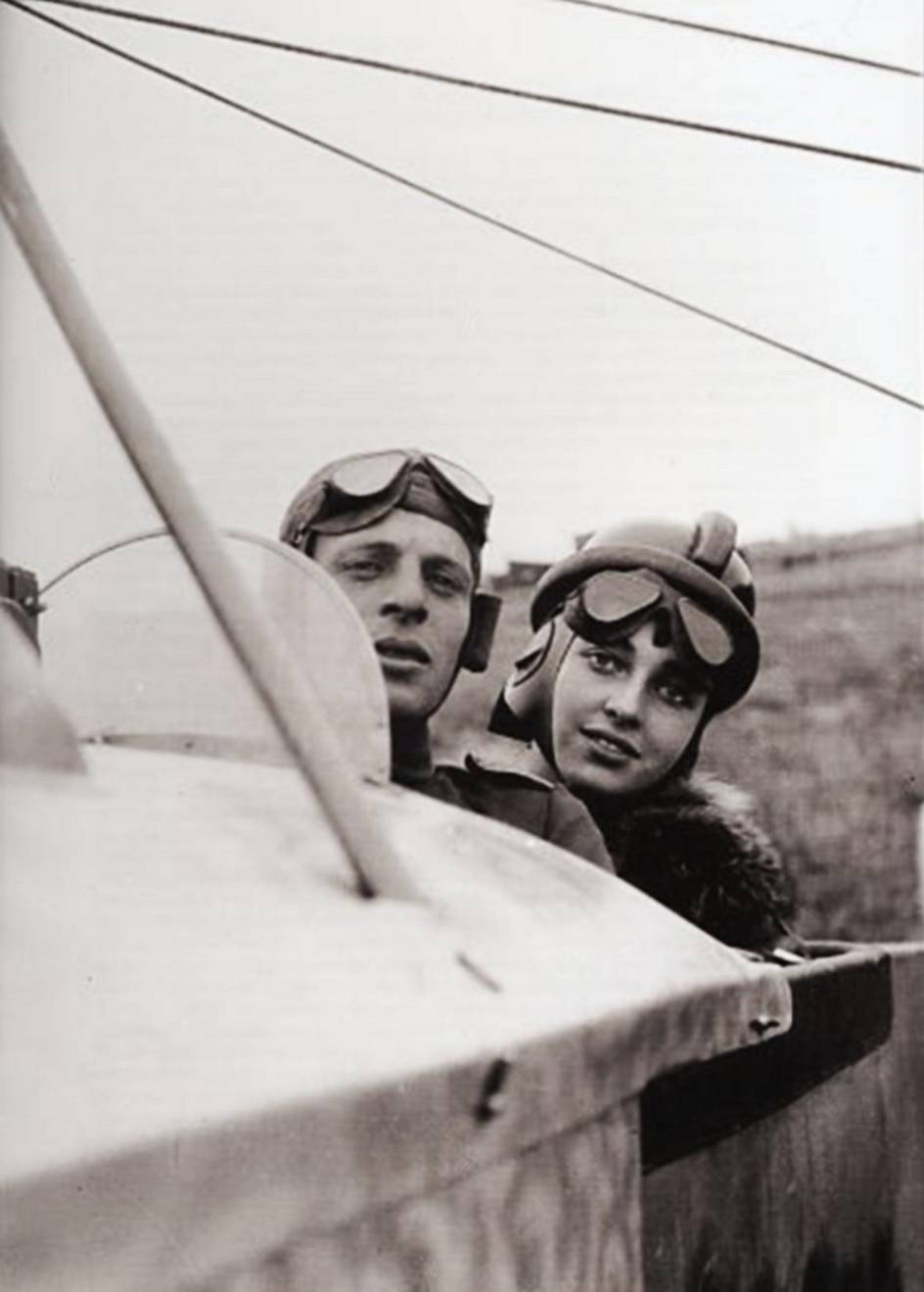 Освальд Бёльке с подругой по имени Бланка в кабине самолета Фоккер Е IV